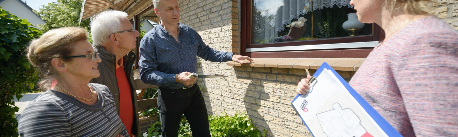 Familie steht vor Fenster