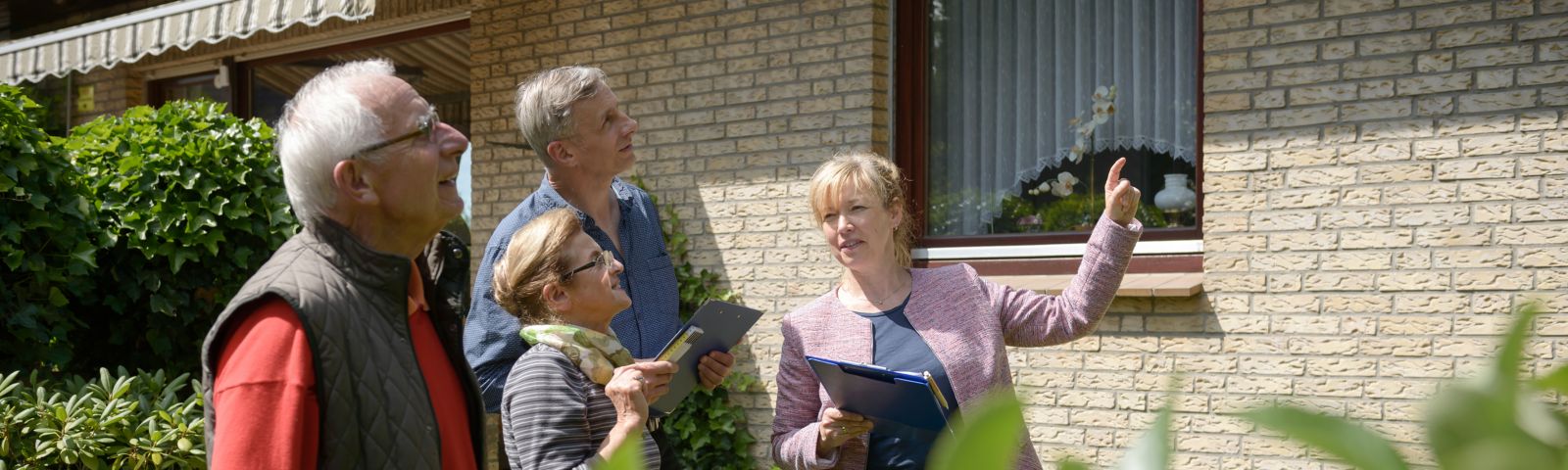 Familie vor Haus