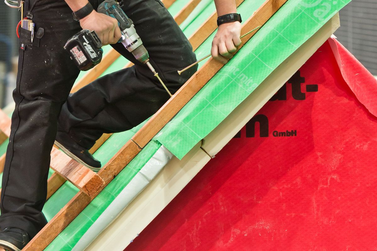 Dachdecker zeigt richtige Dämmung auf Bremer Altbautagen