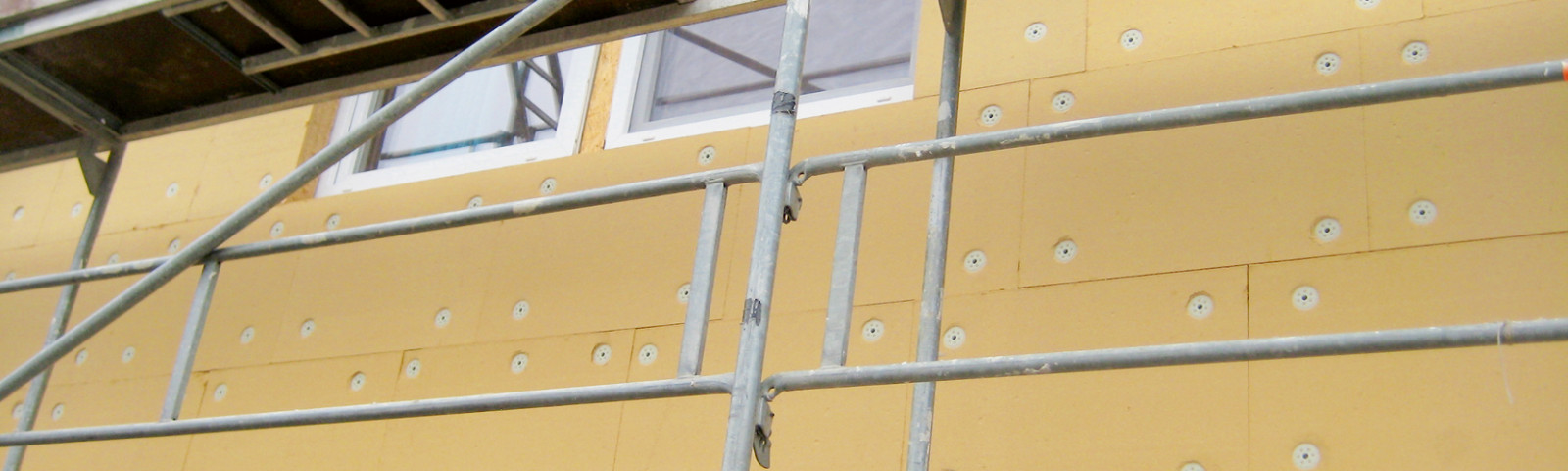 Gerüst vor Haus mit neuer Wanddämmung aus Holzweichfaserplatten